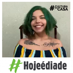 Mulher de cabelo verde sorrindo