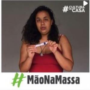 Mulher de cabelos soltos cacheados e de camiseta vermelha