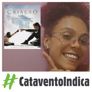 Mulher de óculos sorrindo e a frente a capa do filme