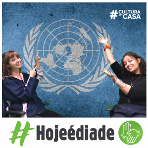 Duas mulheres brancas sorrindo e apontando para a bandeira da ONU em branco com um fundo azul