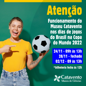 Mulher com camisa amarela, apontando para uma bola. Letras brancas no fundo verde