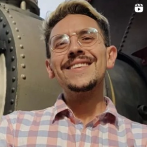 Homem branco de óculos sorrindo