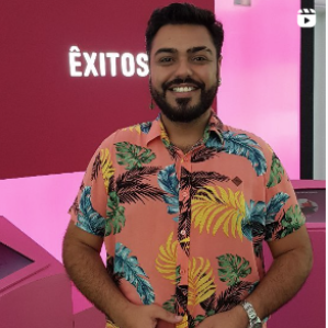 Homem lindo sorrindo com camisa florida